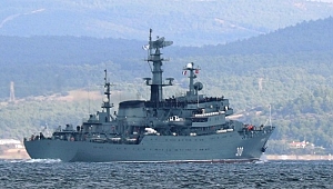 Rus mürettabat güvertede sıralandı, savaş gemisi boğazdan geçti