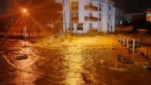 Bayramiç'te sağanak yağış nedeniyle dereler taştı