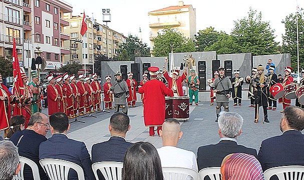 ÇAN'DA CUMHURBAŞKANI ERDOĞAN'A MEHTERLİ KUTLAMA