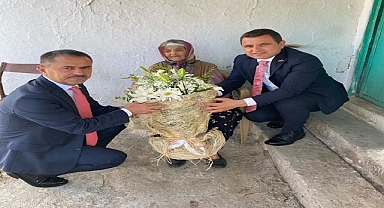 Vali İlhami AKTAŞ,  Cumhuriyetle Yaşıt Hanife Teyzeyi Ziyaret Etti