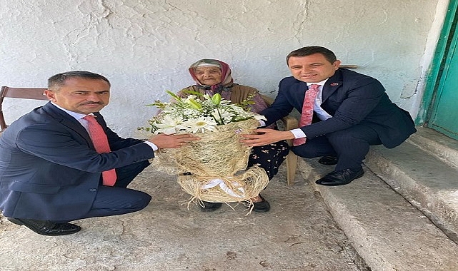 Vali İlhami AKTAŞ,  Cumhuriyetle Yaşıt Hanife Teyzeyi Ziyaret Etti