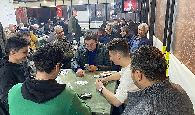 CHP'li Erkek gençlerle kahvede oyun oynadı