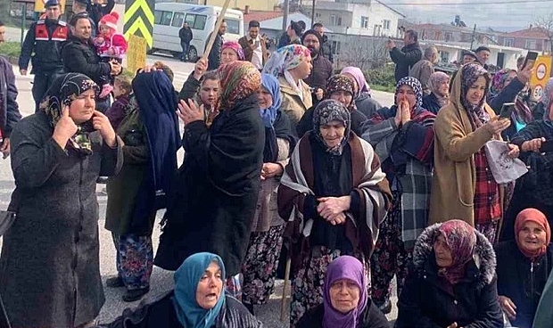 Köylüler Yolu Trafiğe Kapattı!