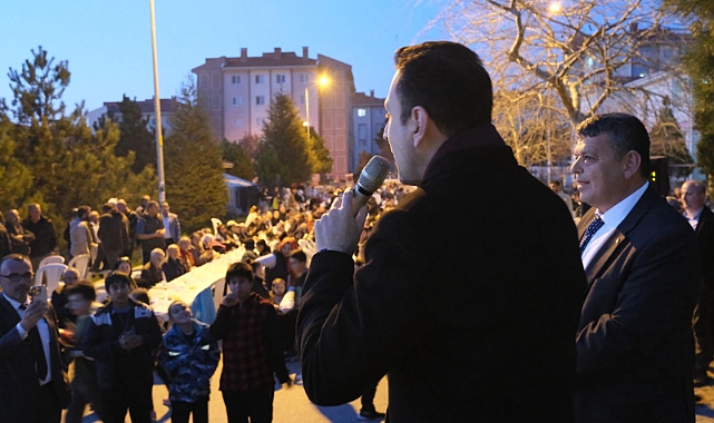 MİTİNG HAVASINDA İFTAR YEMEĞİ 