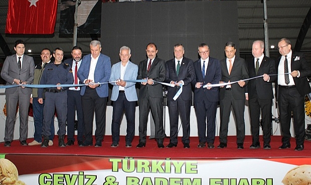 Biga'da Türkiye Ceviz ve Badem Fuarı Ziyaretçilere Kapılarını Açtı