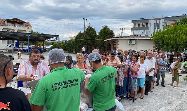 Lapseki Belediyesinden Aşure İkramı