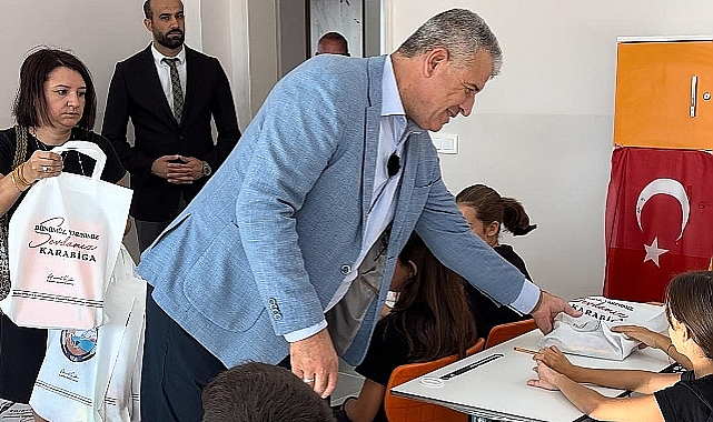 Başkan Elbi, Karabiga'da Öğrenim Gören Tüm Çocuklara Kırtasiye Malzemesi Hediye Etti