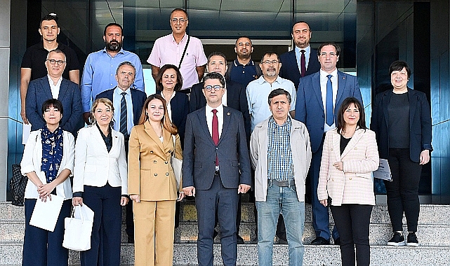 Rektör Erenoğlu, Akademisyenlere teşekkür belgesi takdim etti