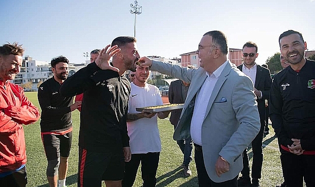 Başkan Arslan, Müsabaka Öncesi Kepez sporlu Futbolculara Baklava İkram Etti.