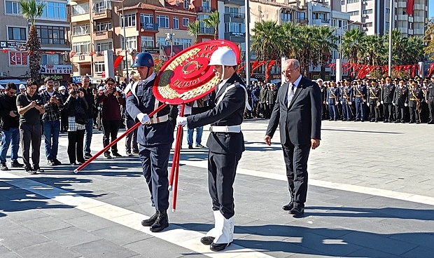 Cumhuriyet Meydanında Resmi Töreni Düzenlendi