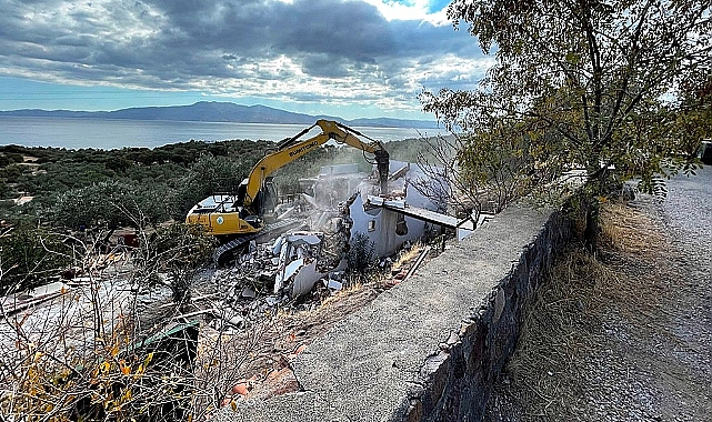 Ayvacık'ta kaçak yapı yıkımları devam ediyor