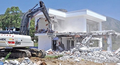Assos Bölgesinde Kaçak Yapıların Yıkımı Sürüyor