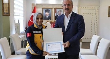 Acil Tıp Teknisyeni (ATT) Emine Çakır, Doğru Müdahale İle 21 Günlük  Bebeğin Hayatını Kurtarması Nedeniyle Ödüllendirildi.