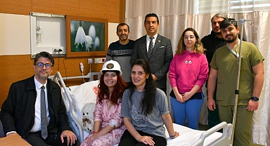 ÇOMÜ Rektörü Erenoğlu’ndan Hastanede Öğrenciye “Baret Takma” Sürprizi