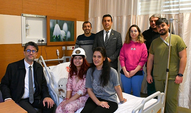 ÇOMÜ Rektörü Erenoğlu’ndan Hastanede Öğrenciye “Baret Takma” Sürprizi