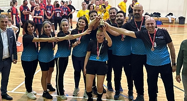 Öğretmenler Voleybol Turnuvasında Dostluk ve Rekabet Bir Aradaydı