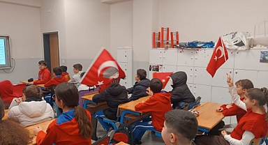 ÇANAKKALE OKULLARI BAYRAK SEVGİSİYLE KIRMIZI-BEYAZA BÜRÜNDÜ