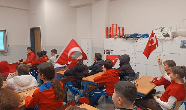ÇANAKKALE OKULLARI BAYRAK SEVGİSİYLE KIRMIZI-BEYAZA BÜRÜNDÜ