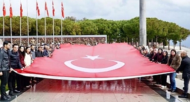 Çanakkale’de  Binlerce Öğrenci Şehitler Abidesi’nde Bir Araya Geldi