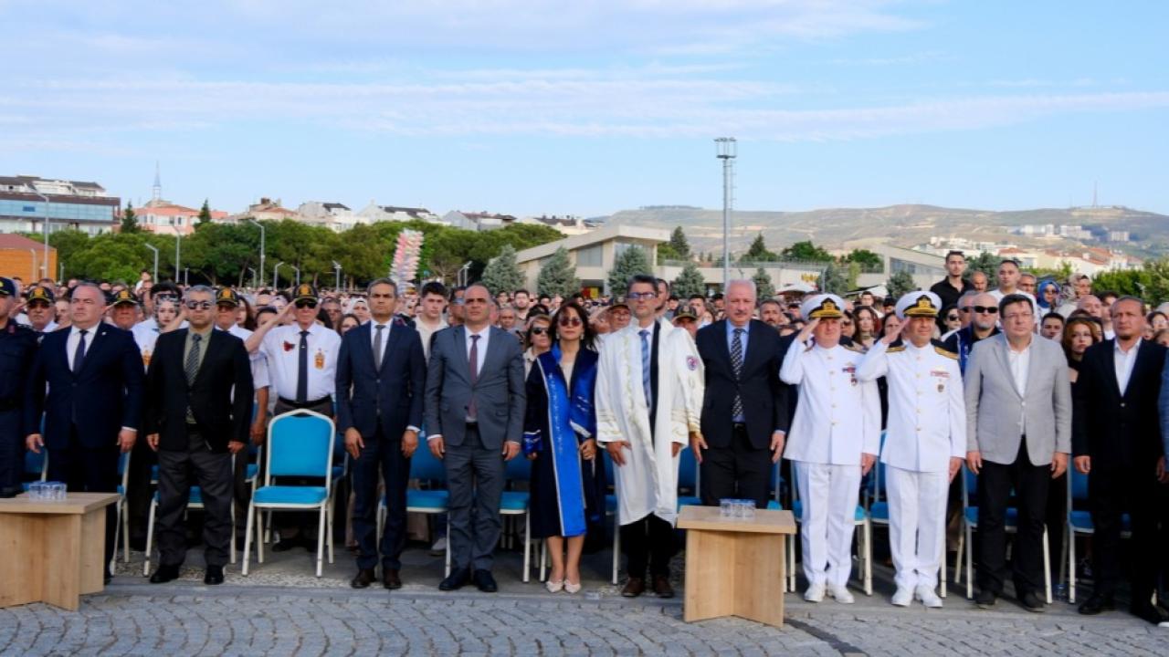 ÇOMÜ’de Mezuniyet Coşkusu: Binlerce Kep Aynı Anda Gökyüzüne Yükseldi