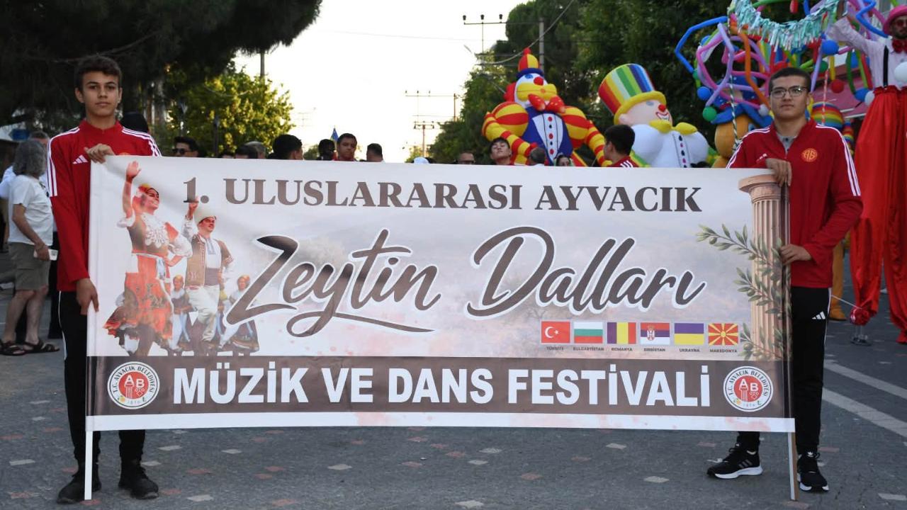 Ayvacık’ta Zeytin Dalları Barışa Uzandı: 6 Ülkeden Halk Dansları Ekipleri Aynı Sahneyi Paylaştı