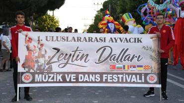 Ayvacık’ta Zeytin Dalları Barışa Uzandı: 6 Ülkeden Halk Dansları Ekipleri Aynı Sahneyi Paylaştı